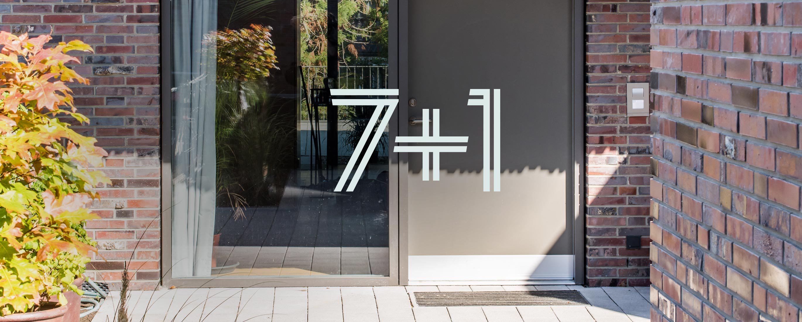 Facade med VELFAC hoveddør og tekst 7+1
